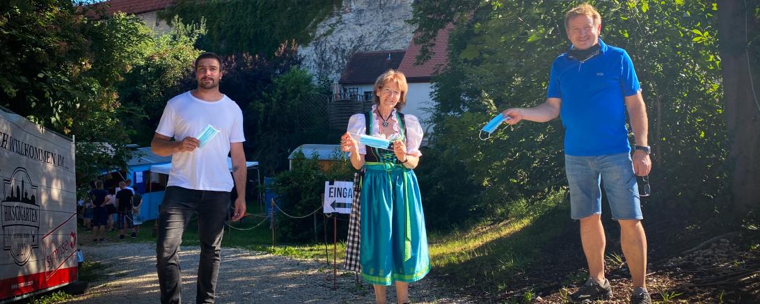 Auf dem Bild zu sehen von links nach rechts: Christoph Groß (Betreiber Hirschgarten), Waltraud Englisch (Deutscher Kinderschutzbund Donau-Ries und Ulrich Wenger (Betreiber Hirschgarten). 