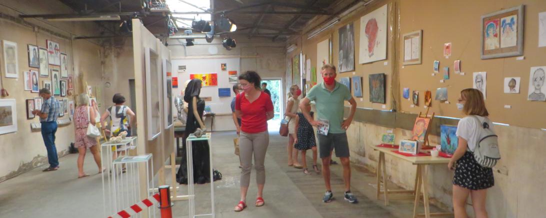 Dieses Foto entstand am heißesten Tag des Jahren. Tags drauf folgten schwere Regenfällen, denen die Alte Schmiede nicht komplett standhalten konnte. An einigen Stellen mussten die Bilder umgehängt werden, weil es reinregnete.