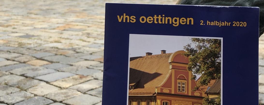 Gedruckte Ausgabe eines Oettinger VHS-Programms in Oettinger Innenstadt