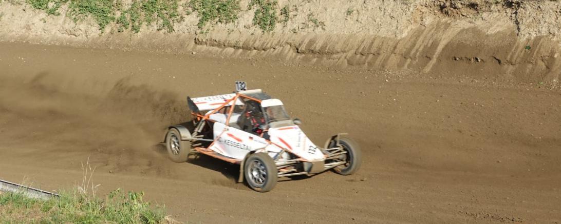 Im Bild zu sehen ist Jan Baltzer mit seinem neunen Rennfahrzeug "Allrad Buggy bis 1600ccm".