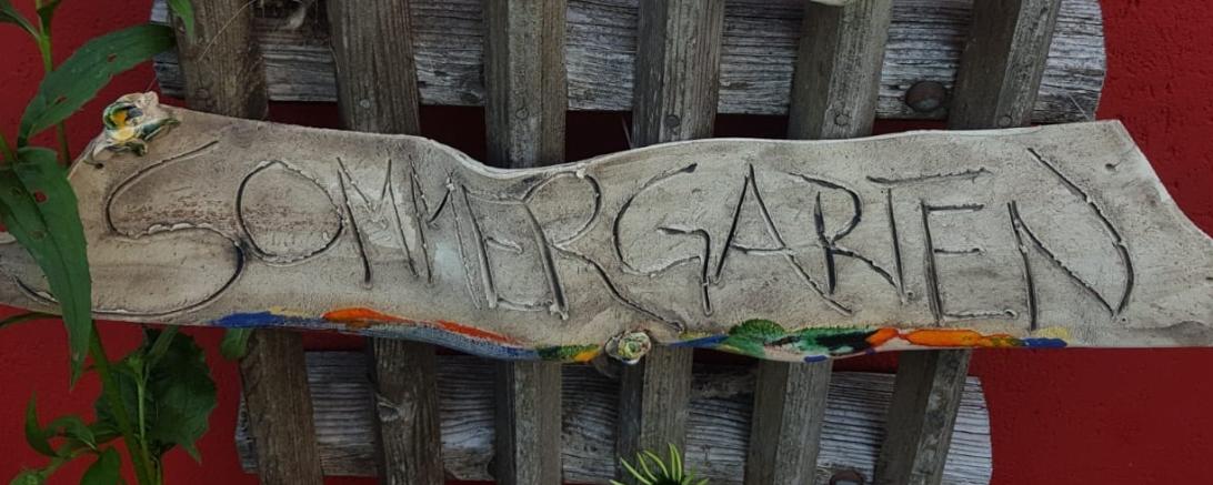 Keramikmaske mit Holzschild "Sommergarten"