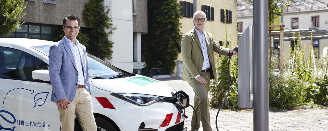 Das Elektroauto an der Straßenlaterne laden: Donauwörths Oberbürgermeister Jürgen Sorré (links) und LEW-Vorstandsmitglied Dr. Markus Litpher nehmen die neuen smarten Straßenleuchten in der Bahnhofstraße in Betrieb. 