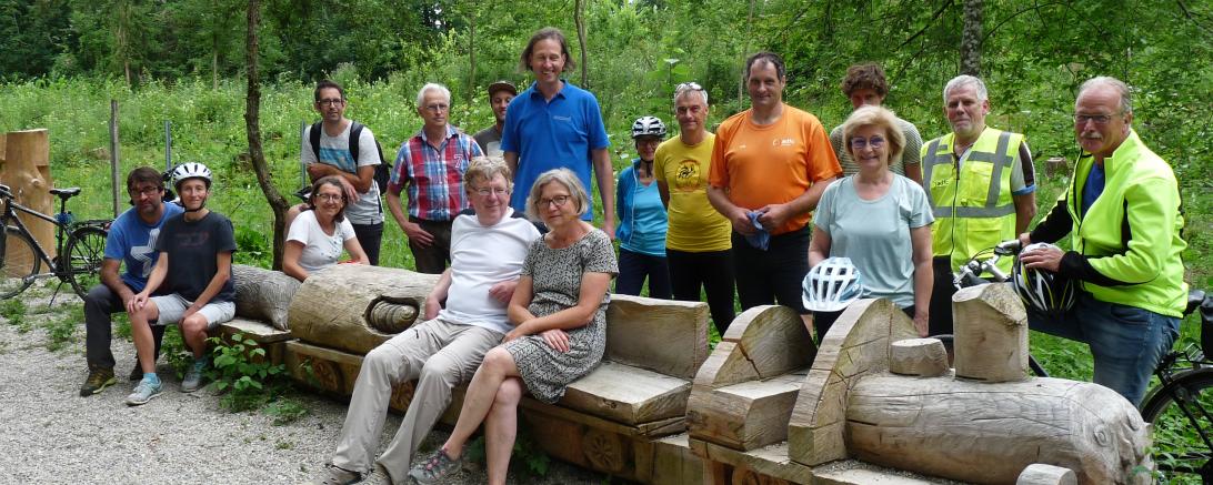 Gruppe bei eine Modelleisenbahn aus Holz mit Sitzgelegenheit im Wald