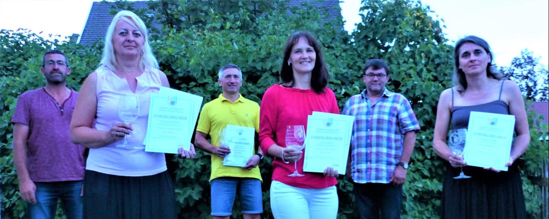 Auf dem Bild von links, 2. Vorstand Gerhard Haas, Manuela Stempfle Thomas Christ, Carmen Neher, 1. Vorstand Josef Taglieber und Simone Meißler.