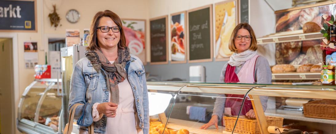 Einkaufen im Dorfladen. 