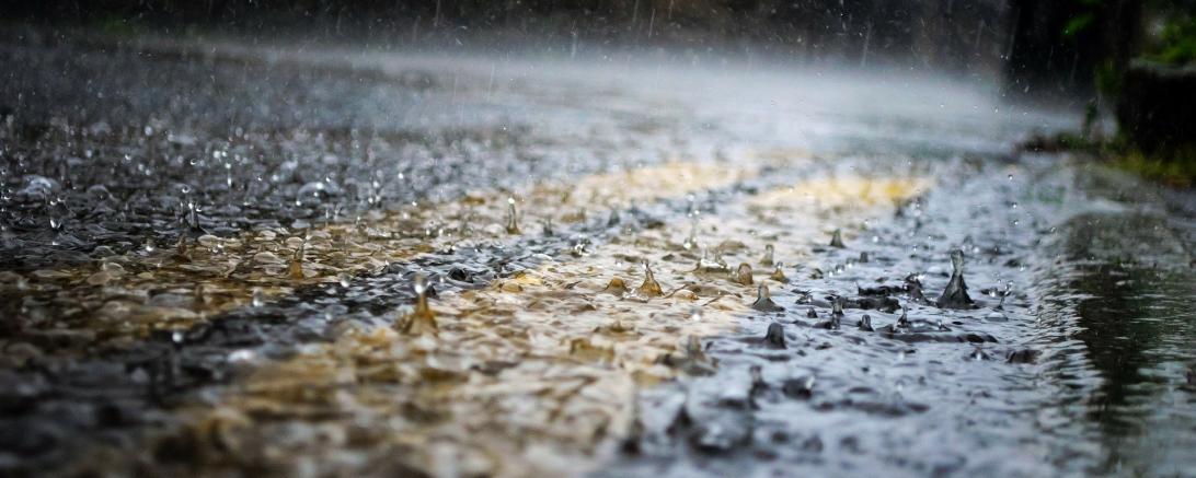 Regen auf nasser Fahrbahn. 