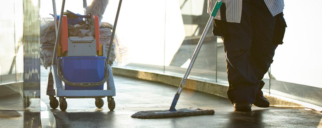 Reinigungskraft säubert Fußboden