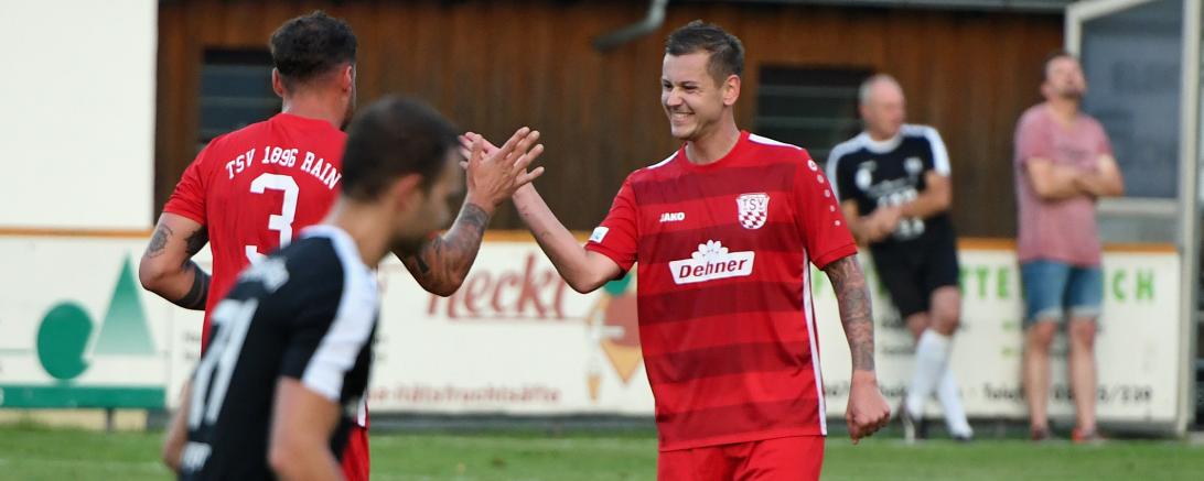 Fußballspieler klatschen ab