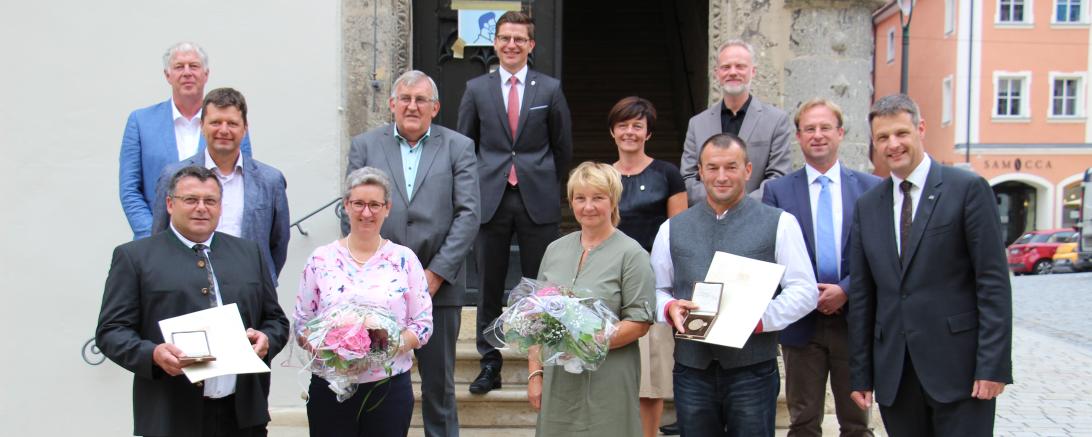 Oberbürgermeister Wittner zeichnete Dieter Hubel aus Löpsingen und Walter Elz aus Pfäfflingen mit der Staatsmedaille in Bronze für ländliche Verdienste aus. Dabei betonte er in der Bundesstube des Rathauses bei einer kurzen Feierlichkeit die Verdienste der beiden für die ländliche Entwicklung. 