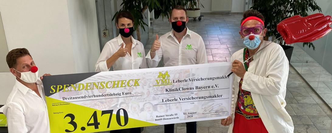 Auf dem Bild zu sehen (von links): Harald Barf und Anna Reichhardt von VML Leberle, Inhaber Daniel Leberle und KlinikClown „Dr. Schlaubi“. 