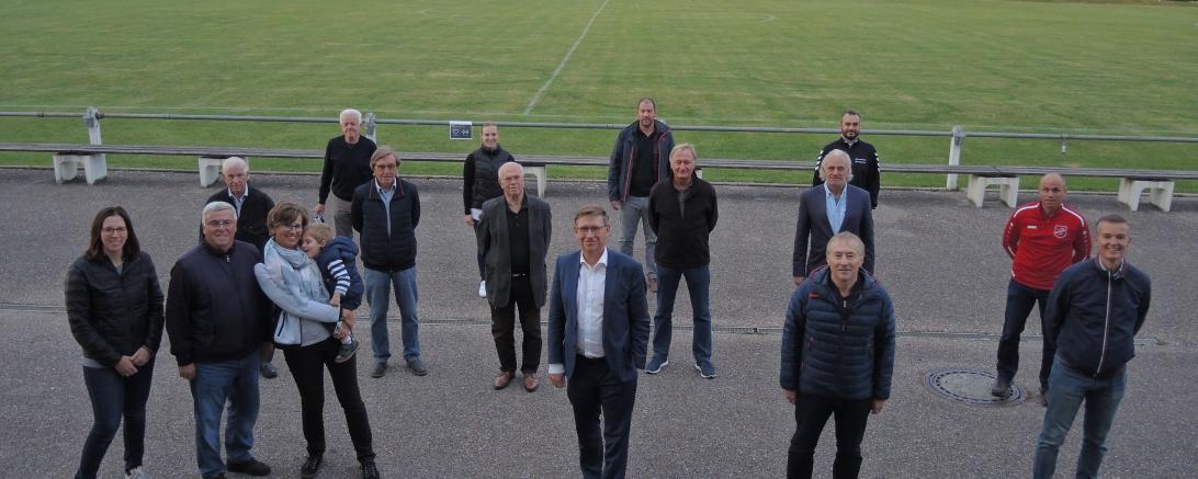 Landrat Stefan Rößle, Riedlingens Vorstand Leo Anzenhofer und Mondspritzer Vorstand Georg Radlinger stellten sich zusammen mit weiteren erfolgreichen Teilnehmern der Sportabzeichenaktion 2020 auf zum Gruppenbild vor dem Riedlinger Sportheim.
