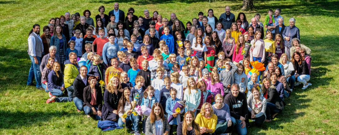 Das Bild zeigt die Schulfamilie der Motessori-Schule Oettingen