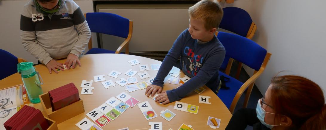 Das Bild zeigt eine Sprachlotsin im Einsatz