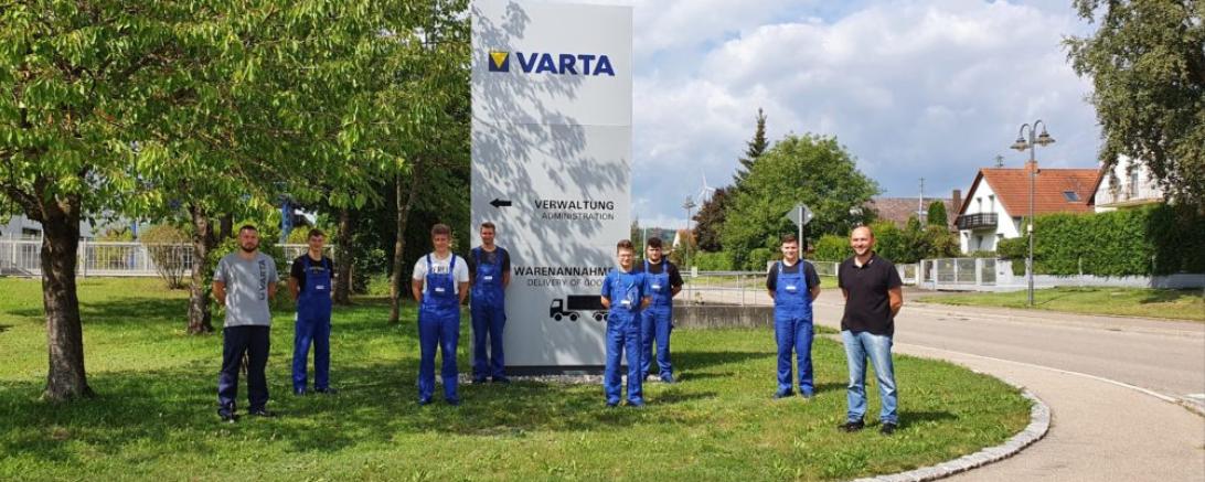 Auf dem Bild zu sehen (von links, mit Ausbildungsleiter Stefan Sing): Waldemar Rapp, Florian Bartelt, Hannes Steck, Jannik Täubel, Emil Mareth, Dominik Eberle, Elias Wagner.