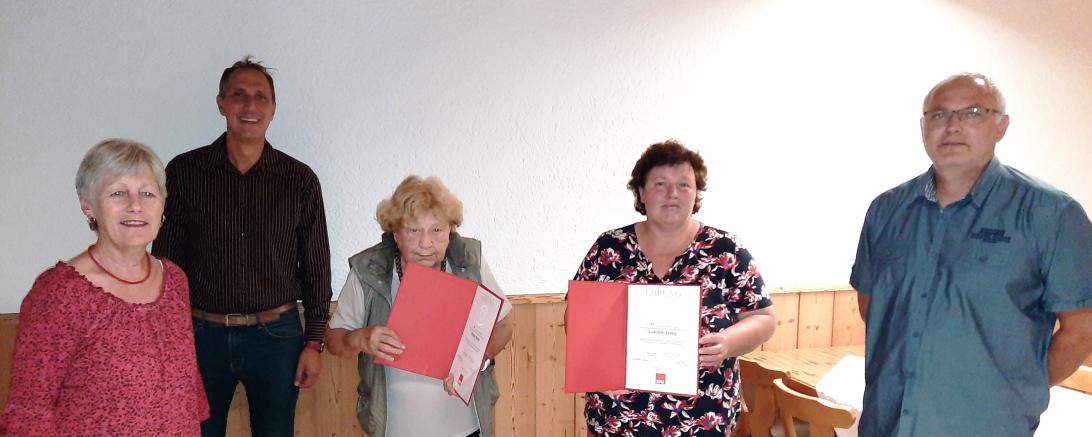 Thekla Martin und Gabriele Janka (Bildmitte) wurden von Tapfheims SPD-Vorsitzender Gerda Jall-Struck, dem Unterbezirksvorsitzenden Christoph Schmid und dem stellvertretenden Ortsvereinsvorsitzenden Abdulmuttalip Kambur für jeweils 25-jährige Mitgliedschaft ausgezeichnet.