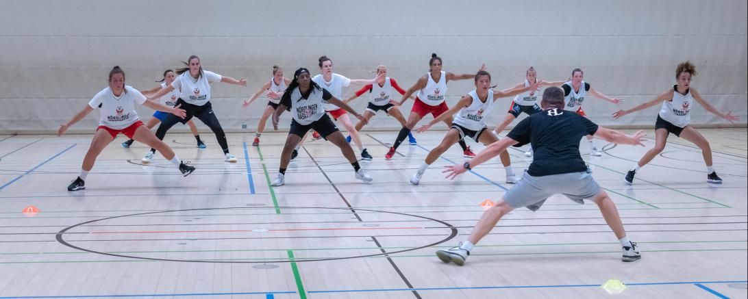 Das Bild zeigt die XCYDE-Mädels beim Training.