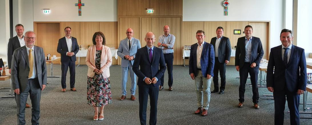 Auf dem Bild v.l.n.r.: Alex Eder (Landrat Unterallgäu), Dr. Erwin Lohner (Regierungspräsident Regierung Schwaben), Thorsten Freudenberger (Landrat Neu-Ulm), Maria Rita Zinnecker (Landrätin Ostallgäu), Dr. Klaus Metzger (Landrat Aichach-Friedberg), Elmar Stegmann (Landrat Lindau (Bodensee)), Martin Sailer (Landrat Augsburg / Präsident Bezirk Schwaben), Stefan Rößle (Landrat Donau-Ries), Dr. Johann Keller (Geschäftsführendes Präsidialmitglied Bayerischer Landkreistag), Dr. Hans Reichart (Landrat Günzburg) und