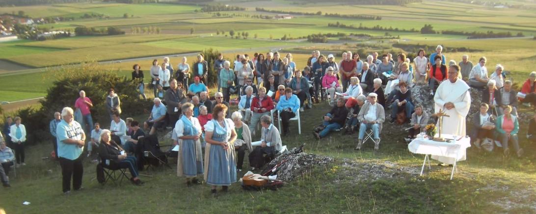 Das Bild zeigt den Gottesdienst auf dem Rollenberg