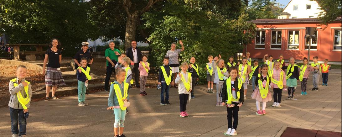 Von links: AOK-Gesundheitsfachkraft Cornelia Zink, Tanja Donderer (Polizeioberkommissarin und Verkehrserzieherin), Heinrich Berger (Geschäftsführer der Gebietsverkehrswacht), Johannes Ziegelmeir (Vorsitzender Gebietsverkehrswacht Nördlingen-Ries) sowie Rektorin Johanna Eberhardt.