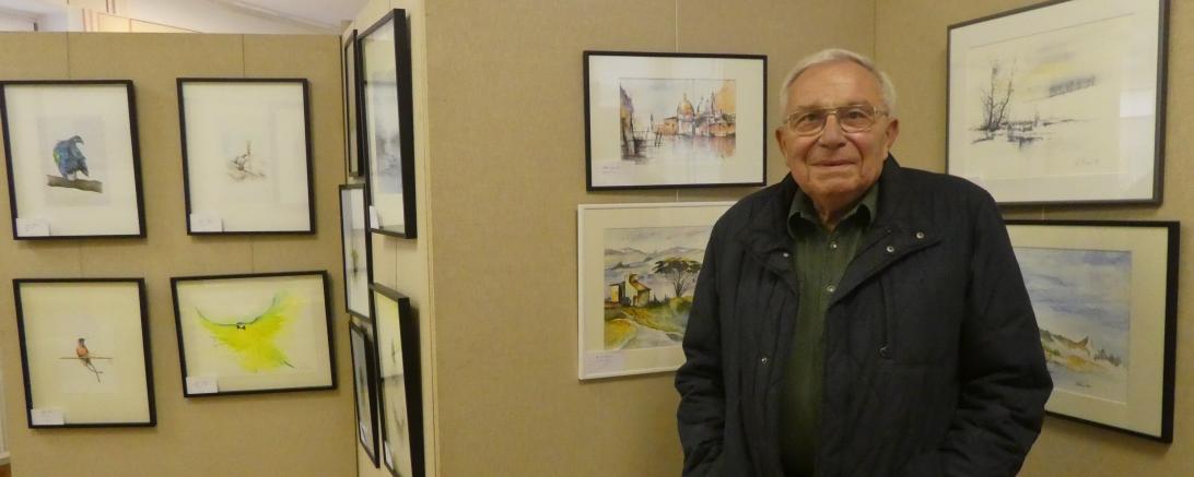 Das Bild zeigt Kursleiter Jürgen Timm in der Ausstellung