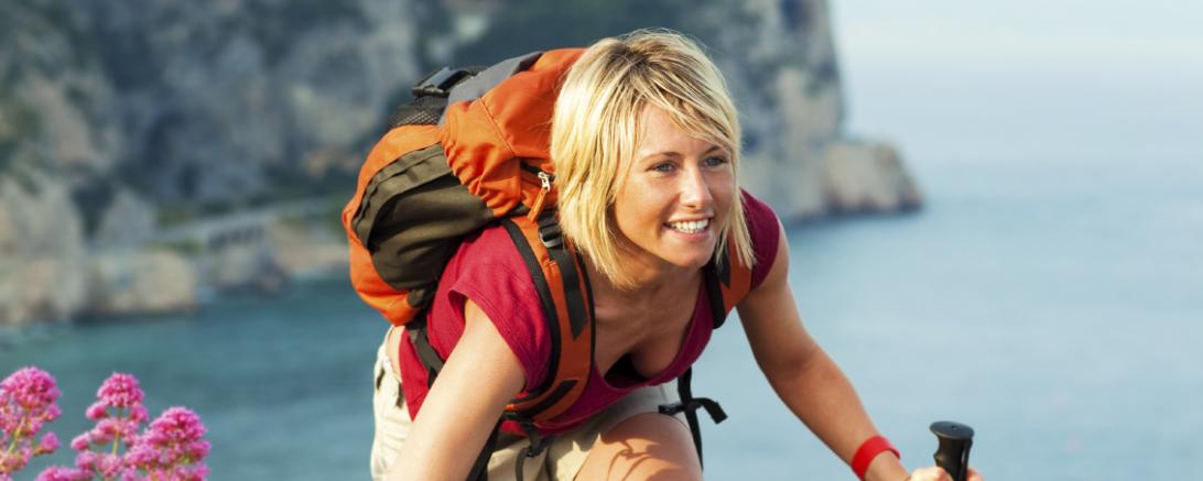 Das Bild zeigt eine Frau beim Wandern