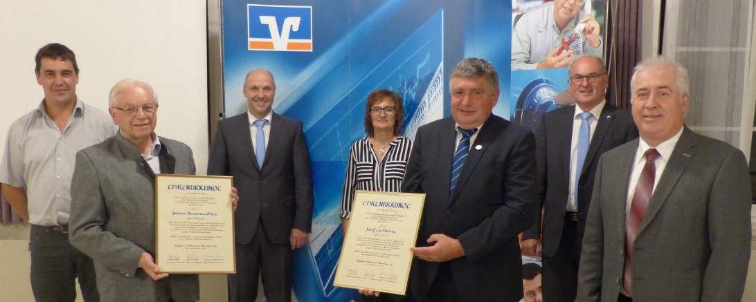 Auf dem Bild zu sehen (von links): Matthias Leinfelder, Johann Bernreuther, Vorstand Bernd Frisch, Alexandra Hönle, Josef Gehring, Vorstandsvorsitzender Wilhelm Feil, Aufsichtsratsvorsitzender Hermann Rupprecht.