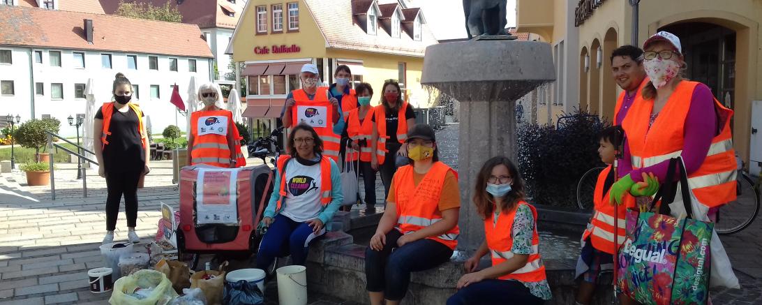 Das Bild zeigt die fleißigen Sammlerinnen und Sammler mit den gefundenen Abfällen.