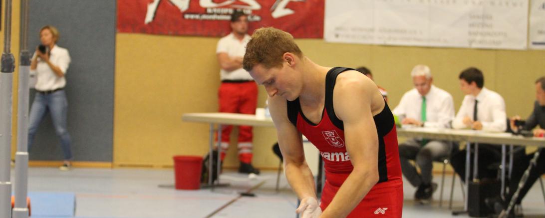 Turner reibt sich Hände mit Magnesium ein