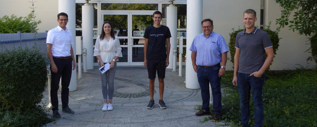 Drei Männer und zwei Jugendliche vor Eingang der Bayerischen Rieswasserversorgung
