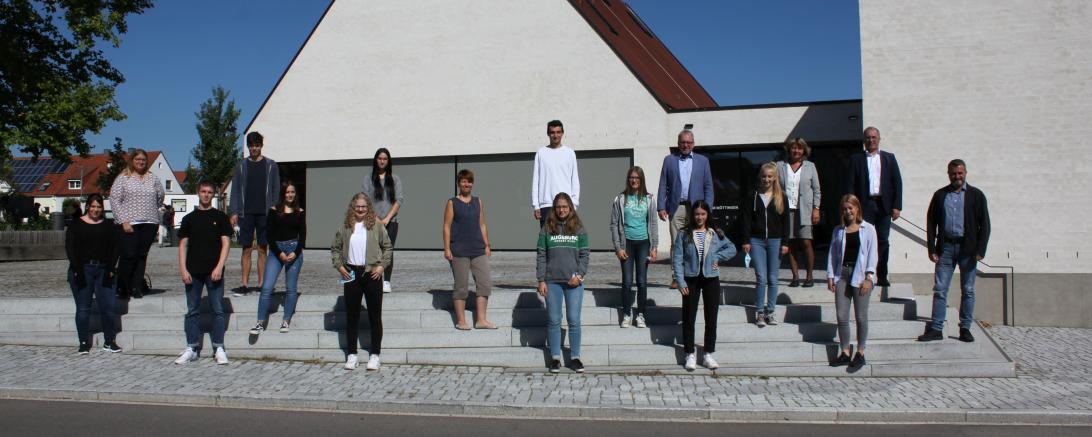 Die Namen von links: Carolin Offinger, Jeannette Zeuß, Maximilian Heide, Martin Baumann, Theresa Muff, Monja Bissinger, Cennet Acar, Anja Schnell, Nele Pittschaft, Luca Schmidt, Emily Buckel, Maike Knief, Manfred Steger (stellv. Geschäftsführer), Theresa Leis, Gabriele Allgayer-Pfaff (Fachbereichsleiterin Kinder und Jugendliche) , Sarah Lang, Günter Schwendner (Geschäftsführer) , Timm Albert (Leiter Heilpädagogische Tagesstätte), es fehlt Frau Mia Bergmiller.