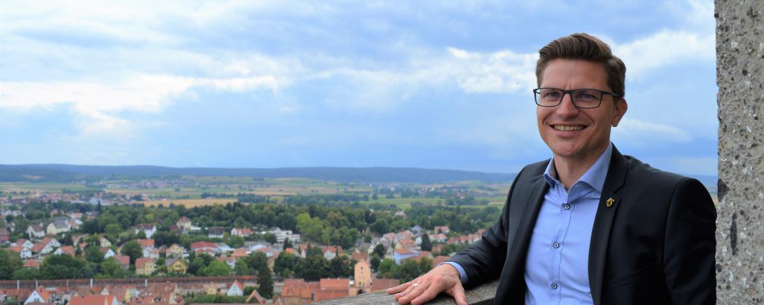 Auf dem Bild sieht man Nördlingens Oberbürgermeister David Wittner.  