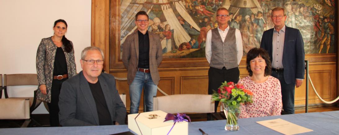 (hinten von links) Michaela Kleebauer – Personalamtsleiterin, Oberbürgermeister David Wittner, Karl Stempfle – Leiter des Liegenschaftsamtes, Peter Schiele – Hauptamtsleiter, (vorne sitzend) Klaus Plutowski und Jutta Grün