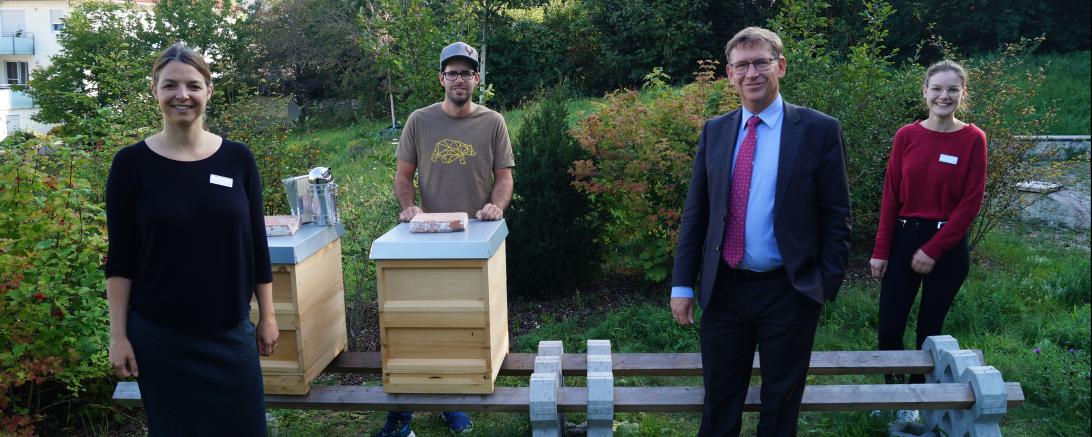Das Bild zeigt den "Chef-Imker" Tobias Probst und Initiatorin und Projektleiterin Julia Lanzer zeigen Landrat Stefan Rößle und Linda Rosenwirth das neue Zuhause der Bienen.
