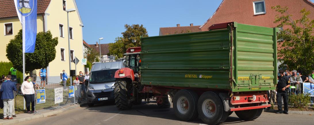 Wie eng es in der Jura- und Römerstraße zugeht, sollte die Zufahrt über die Heimostrasse wegfallen, wurde in einer höchst beeindruckenden Demonstration deutlich