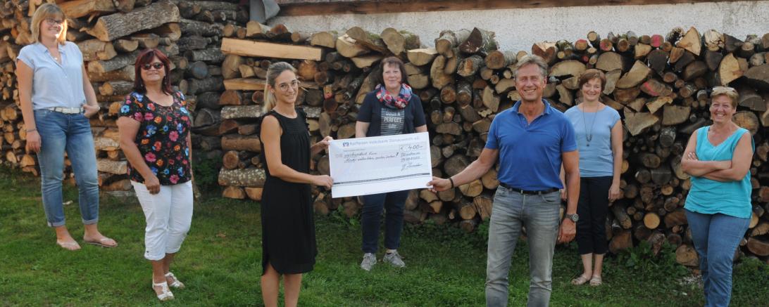 Das Bild zeigt die Spendenübergabe des katholischen Frauenbunds aus Blindheim.