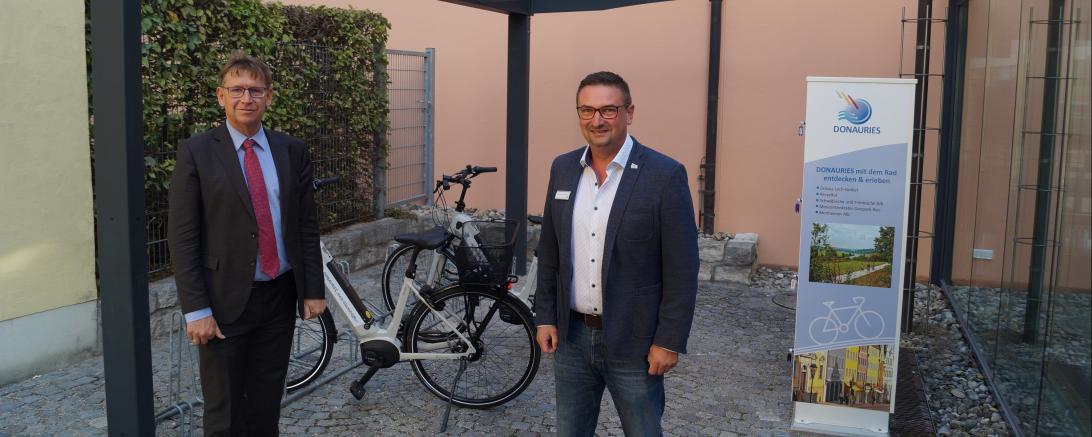 Landrat Stefan Rößle besichtigt zusammen mit dem Radverkehrsbeauftragten den neuen Fahrradabstellplatz mit Ladesäule.
