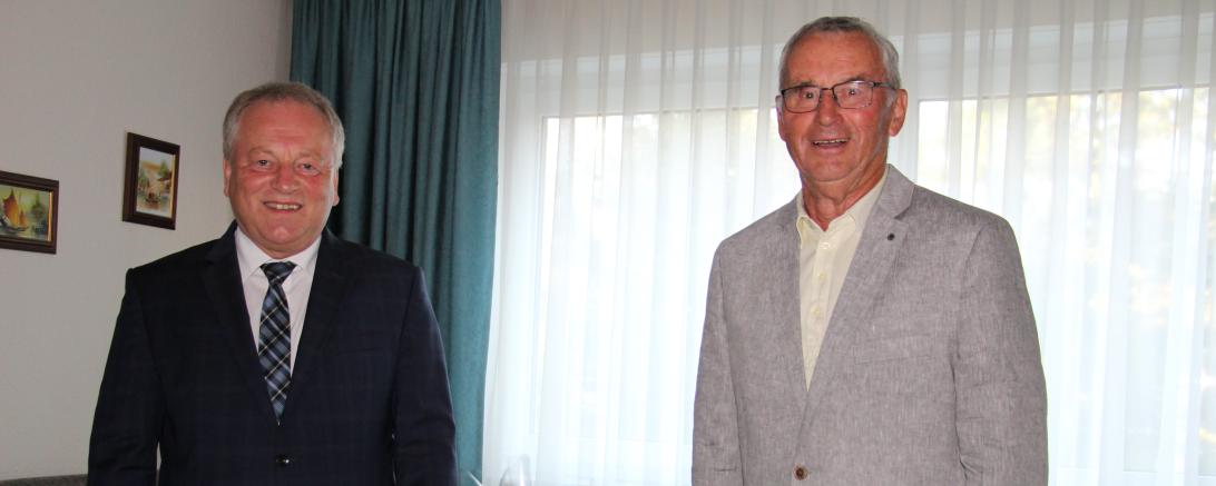 Das Bild zeigt den TSV-Vorstand Wolfgang Winter, der dem Ehrenmitglied Martin Jeromin gratuliert