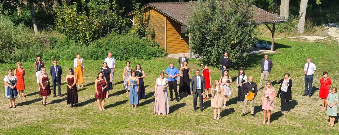 Alle 16 junge Pflegerinnen und Pfleger haben das Examen an der Pflegefachschule bestanden. Mit ihnen freuen sich unter anderem die gKU-Vorstände Jürgen Busse und Roland Buchheit, die Pflegedienstleiter Michaela Rechner und Bernd Meyr sowie Schulleiterin Karola Rigel. Foto: J. Geißenberger, Berufsfachschule.