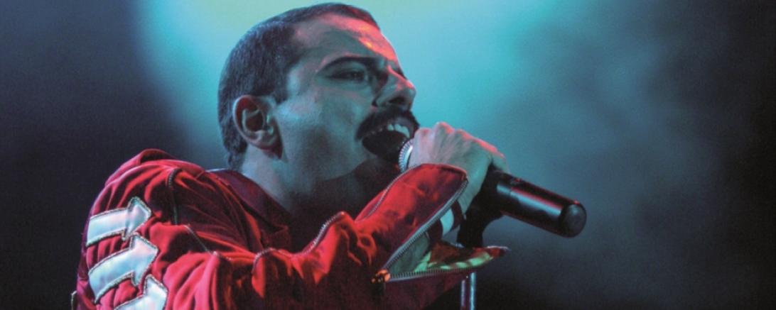 Das Bild zeigt einen Sänger von Forever Queen