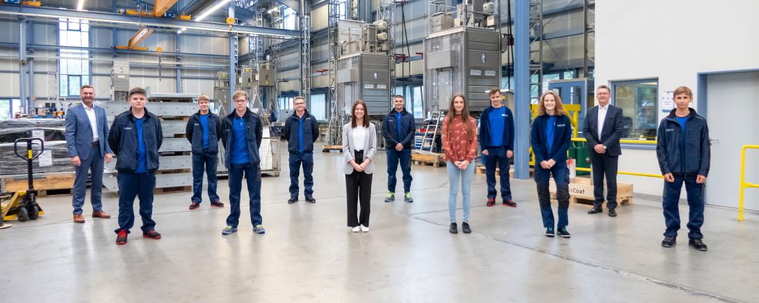 Die GEDA-Fachkräfte von morgen: Der geschäftsführende Gesellschafter Johann Sailer (rechts) und der kaufmännische Leiter Stefan Schweitzer heißen die zehn jungen Nachwuchskräfte bei GEDA in Asbach-Bäumenheim willkommen.