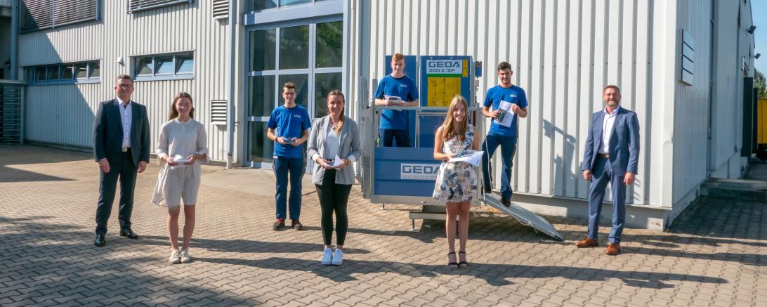 Der geschäftsführende Gesellschafter Johann Sailer (links) und der kaufmännische Leiter Stefan Schweitzer (rechts) freuen sich über den erfolgreichen Ausbildungsjahrgang 2020 – v. l.: Sina Schmidbaur (Industriekauffrau), Daniel Achner (Fachkraft für Lagerlogistik), Anna Vogt (Industriekauffrau), Johannes Glaß (Fachlagerist), Stefanie Kapfer (Industriekauffrau), Denis Meyr (Industriemechaniker)