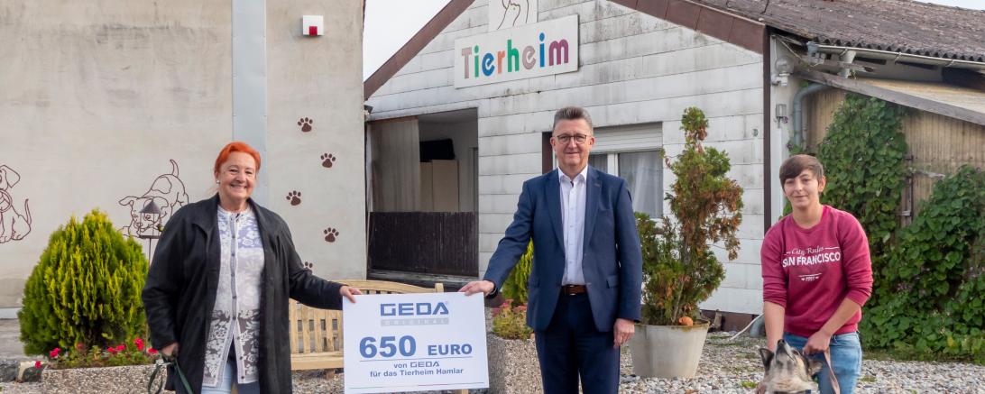 Auch im Tierheim Hamlar freut man sich über die Spende der Firma GEDA: Brigitte Scherb (1. Vorsitzende), Johann Sailer und Paulina Wach