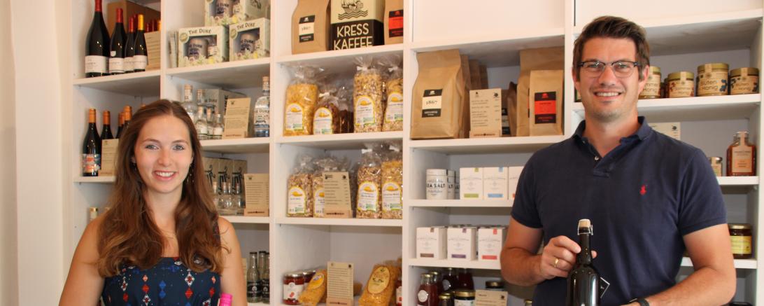 Das Bild zeigt Sebastian Haag und die Württembergische Weinprinzessin Henrike Heinicke.