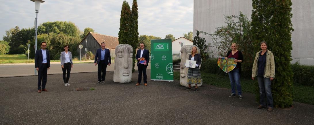 Die „gesund mit Kunst“-Workshops leiten (von rechts) Katrin Klemme (Heilerziehungspflegerin Diakoneo Pol-singen), Sandra Mayer (Heilpädagogin Diakoneo Polsingen), Annette Steinacker-Holst (Künstlerin und Leiterin des KunstMuseums Wemding), Michael Meyer (Direktor AOK Donauwörth), Richard Jarrett (Abteilungsleiter Dia-koneo Werkstatt Polsingen), Jutta Kobusch (AOK Gesundheitsförderung) sowie Dr. Martin Drexler (Erster Bürgermeister Stadt Wemding).