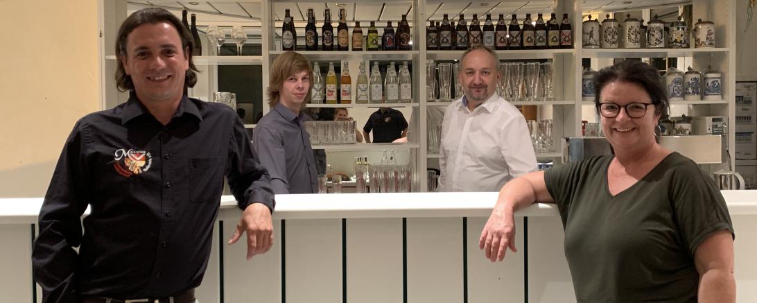 Drei Herren und eine Dame in Schanktheke des Fürst Wallerstein Brauhaus