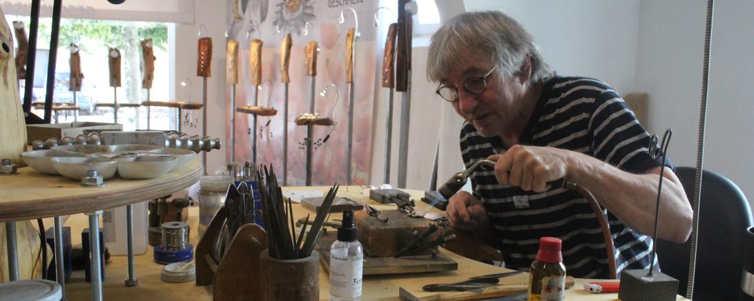 Das Bild zeigt Thomas Felmet bei der Arbeit als Goldschmied.