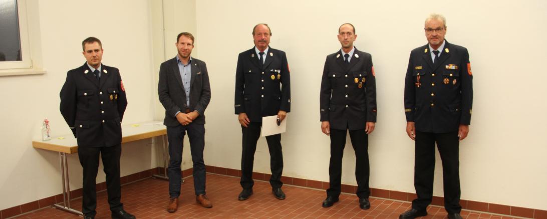 Die 160. Generalversammlung der Freiwilligen Feuerwehr der Stadt Oettingen stand ganz im Zeichen von Corona. Unter den aktuellen Hygienevorschriften und mit genügend Abstand wurde in der Fahrzeughalle der Wehr die verschobene Generalversammlung vom März entsprechend nachgeholt.