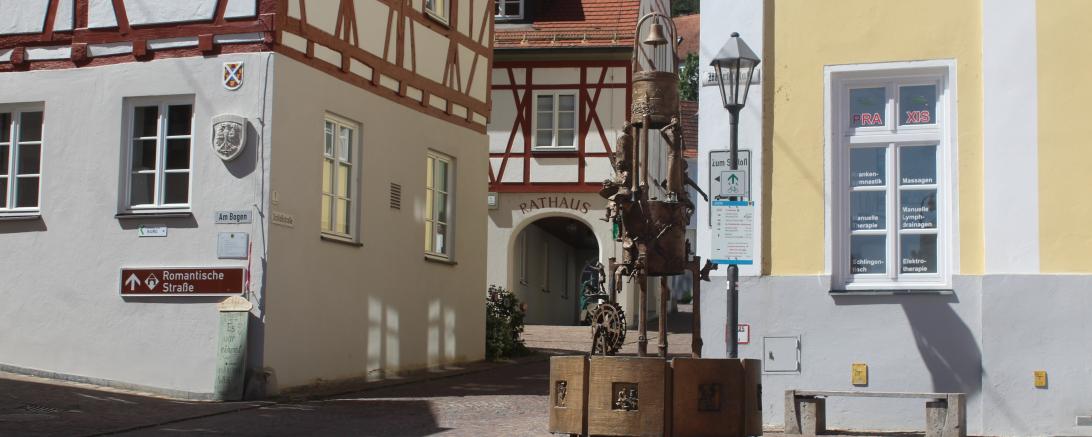 Das Bild zeigt den Marktplatzbrunnen in Harburg