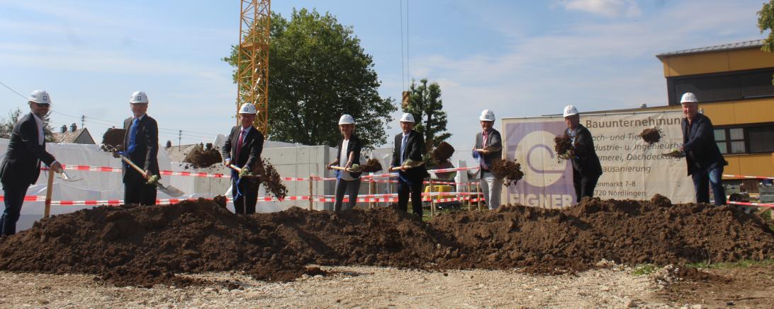Albert Bedic (Bauleiter), Peter Müller (Schulleiter St. Ursula), Landrat Stefan Rößle, Marion Wartner-Koch (Architektin), Peter Kosak (Schulwerk), OB Jürgen Sorré und Joachim Düsing (Schulleiter Hl. Kreuz) beim Spatenstich. 