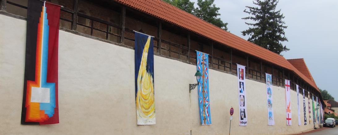 Die Kunstfahnen an der Baldinger Mauer